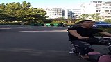 小伙汽车不慎撞上宝马被敲诈，路人的话让车主赶紧开溜！