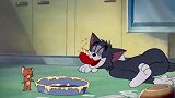 猫和老鼠：汤姆要放火烧主人的脚，这也太狠了，小心挨打啊