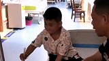 爷爷生病住院刚刚拔了针，孙子端碗喂爷爷吃饭
