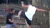 竟然假装抬腿踢人，气得路人狂追