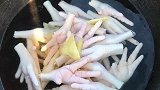西北大叔河边秘制烤鸡爪，25个鸡爪就着一壶老酒，真逍遥！