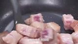 把五花肉和鹌鹑蛋放锅里焖一下，出锅就是招牌菜，真的太香了