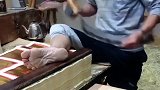 工人手脚并用的操作手法，真是让人大开眼界！