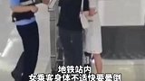 广西南宁：女子身体不适快晕倒，向路人求抱抱依靠