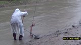 冒着大雨也要来这钓鱼，结果连杆不断，鱼获惊人！