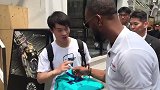 肯巴-沃克日本街头耐心给球迷签名 日本之行蜂王心情大好