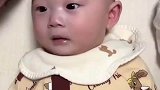 周围宝宝都在哭这个宝宝一脸懵