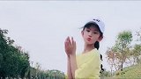龙凤胎妹妹路口边跳舞，这是谁家的妹妹，哥哥真是太有福气了