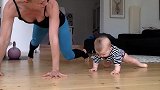 小宝宝自己发明一套体操，妈妈一旁模仿小娃，结果差点没累趴