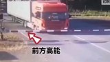 大货车跟火车抢道！直接被撞碎！司机咋想的？