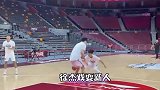 徐杰跟新人篮球单挑，假动作疯狂戏耍，这单打是真厉害！
