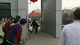 学校里举办反恐演习演习,门卫保安大爷的战斗力不堪一击