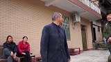 四川方言：老表跟幺妹开玩笑，结果幺妹坐老表身上打!