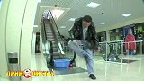 扶手电梯口放盆水，乘客进退两难，还真有人往里面跳