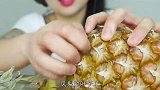 不怕扎手吗，美女吃菠萝上手掰一块一块撕着吃