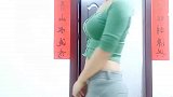 农村寡妇紧身裤搭配紧身上衣，完美的展显出好身材