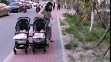 推着两个婴儿车的年轻妈妈，边走边捡矿泉水瓶，你怎么看