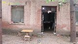 东东去小雪家要装大门的钱，妈妈让他给大门补漆，他说话支吾吾的