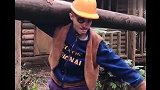 “光头强”又开始了扛木头了，眼前一幕真让人佩服，劳动最光荣