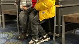 邹市明两个儿子一坐下来就打牌