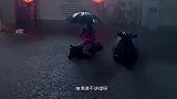 两夫妻暴雨日常开耍，说在国外的人，就在车顶上漂浮过去了