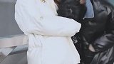 小女孩，你把手放错地方了吗，我嫉妒了