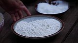 用柴火焖出来的玉米饼搭配上柴火鸡，是儿时记忆里妈妈的味道