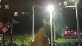 小哥在窗户边忘我跳舞，没想到在外面看的一清二楚