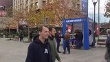静候大战！科索沃英格兰赛前一团和气 两家球迷街头一家亲