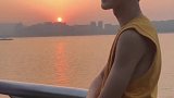 一起看过日落 吹过晚风的人 大概会记得更久一点