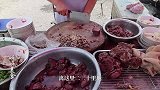 山东大姐卖羊汤，肥肉羊血和饼全免费，顾客围着买，一天卖六七头