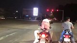 本以为是撒狗粮在秀，没想到后面的“鬼火大爷”抢了镜
