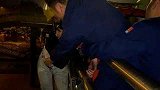 四川乐山：男子欲跳河轻生，红衣大哥冲上去紧紧抱住