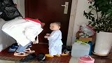 妹妹看姐姐要走，急忙上前去拦截，急得用婴语和姐姐说话