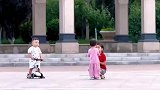 萌娃被公园耍鞭子吓到，逃命一样飞奔找妈妈