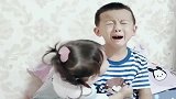 妹妹把哥哥咬哭了，接下来妹妹一个举动暖暖的，哥哥瞬间原谅她了