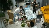 搞笑视频：小伙子的降龙十八掌确实厉害啊，把同事都吓蒙圈了