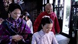 朱化承前往后台看望戏班，怎料小莲竟不为所动