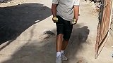 大鹅放开我孩子，不然我咬你了！