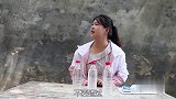 街头游戏用纸盖住瓶口倒立不漏水，没想美女一秒搞定，太有才了