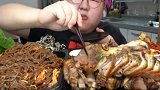 真正的暴风式吸入，一嘴顶别人一顿饭，一个肘子几分钟吃完了！