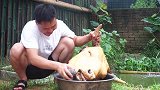 两兄弟吃牛头，大铁锅炖4小时，香气四溢，软烂脱骨，差点喝高了