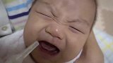 爸爸帮小宝宝吸鼻涕，宝宝看起来很痛苦，可怜带娃