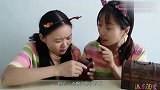 俩闺蜜“寻宝”,开启宝箱一层又一层,整蛊恶搞收获“一根葱”