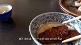 价格昂贵的战斧牛排，大哥竟直接扔进火坑里烤，这吃法太粗鲁