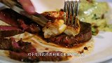 价格昂贵的战斧牛排，大哥竟直接扔进火坑里烤，这吃法太粗鲁