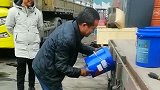 大叔来工地要了几个桶，走前还把桶盖给掀开，这到底是为了什么？