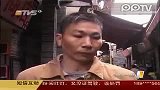老伯摔倒路上 单车男子扶起引争议