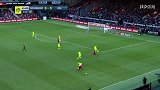 上半场补时第1分钟甘冈球员科科盘带突破