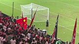 赛后叙利亚男足来到场边合影，中国球迷则送上了欢呼声